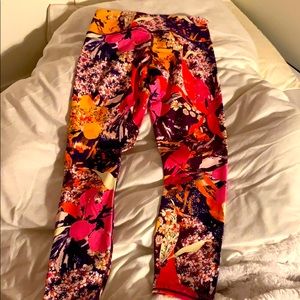 Fabletics Floral Md-rise Capri Legging